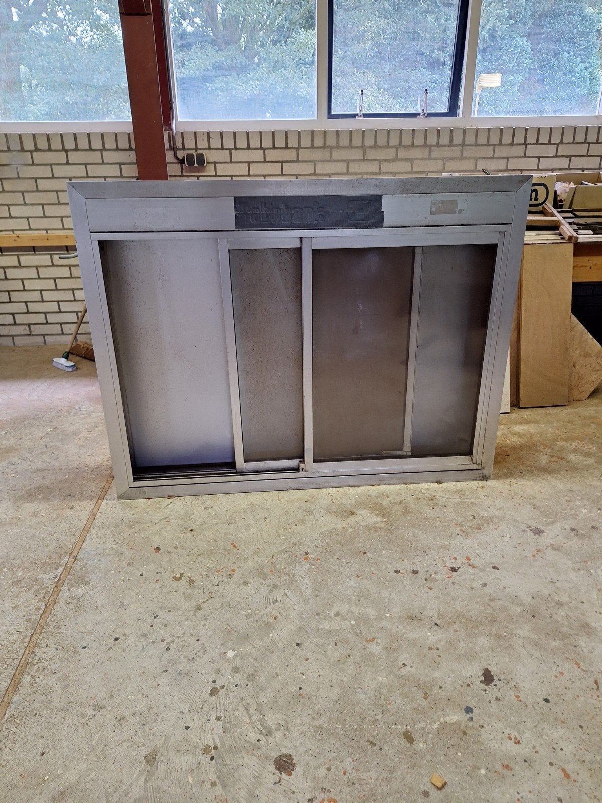 Roestvrijstalen vitrinekast met schuifdeuren, Ophalen, 100 tot 150 cm, Modern, Industrieel, Glas
