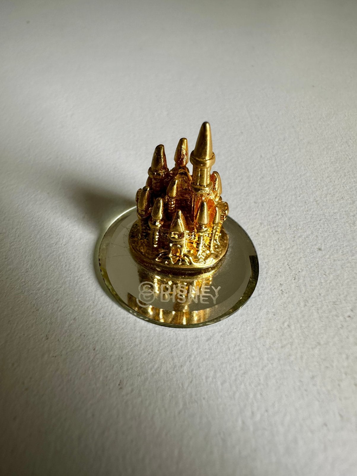 Origineel Disney Miniatuur Kasteel – Gold Plated op Spiegel, Ophalen of Verzenden, Overige figuren, Nieuw, Beeldje of Figuurtje