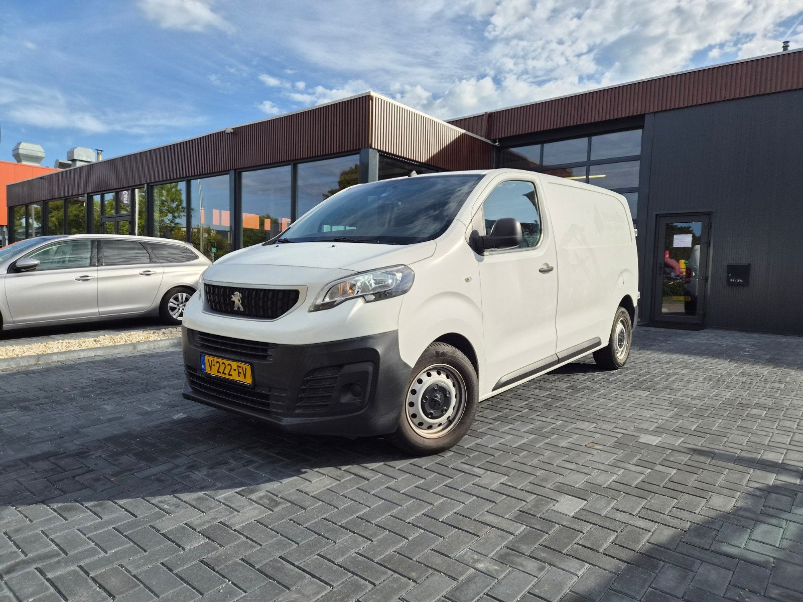 Peugeot Expert 2.0hdi 120pk 2017 L2 3pers Navi Trekhaak PDC, Voorwielaandrijving, 4 cilinders, 4 stoelen, 2500 kg