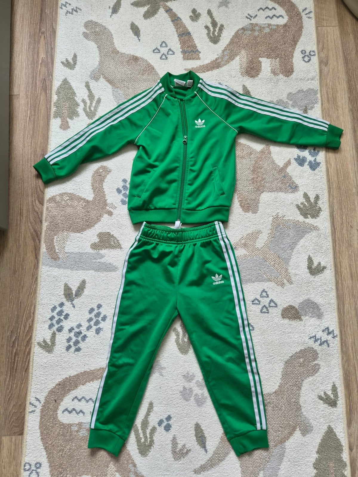 Adidas trainingspak groen maat 104 (3-4 jaar), Adidas, Gebruikt, Jongen of Meisje, Ophalen of Verzenden