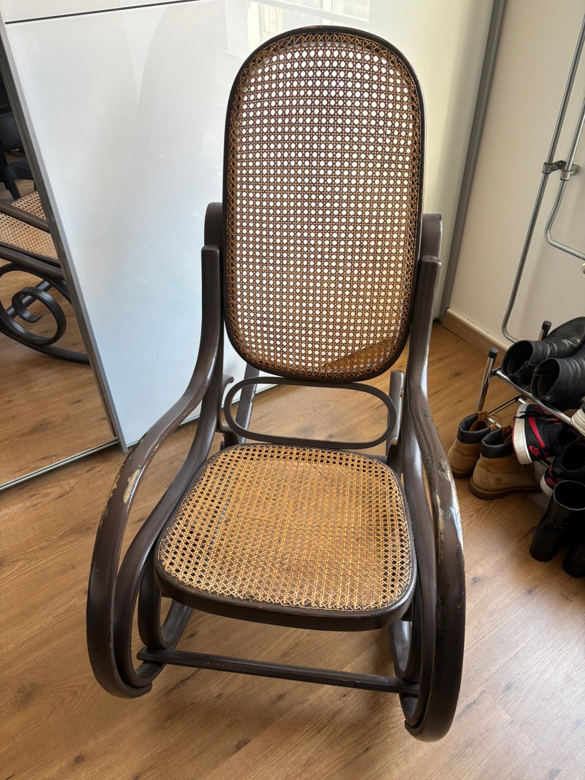 Antieke Thonet schommelstoel met rieten zitting, Ophalen