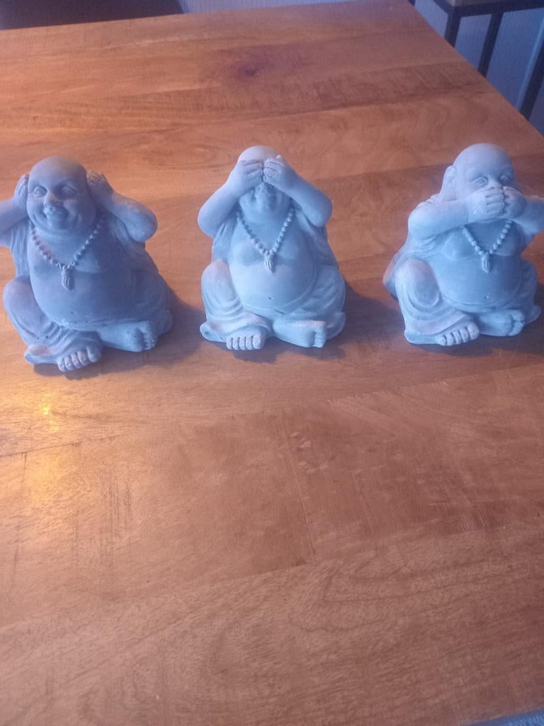 Dried boedhabeeldjes..horen zien zwijgen, Ophalen