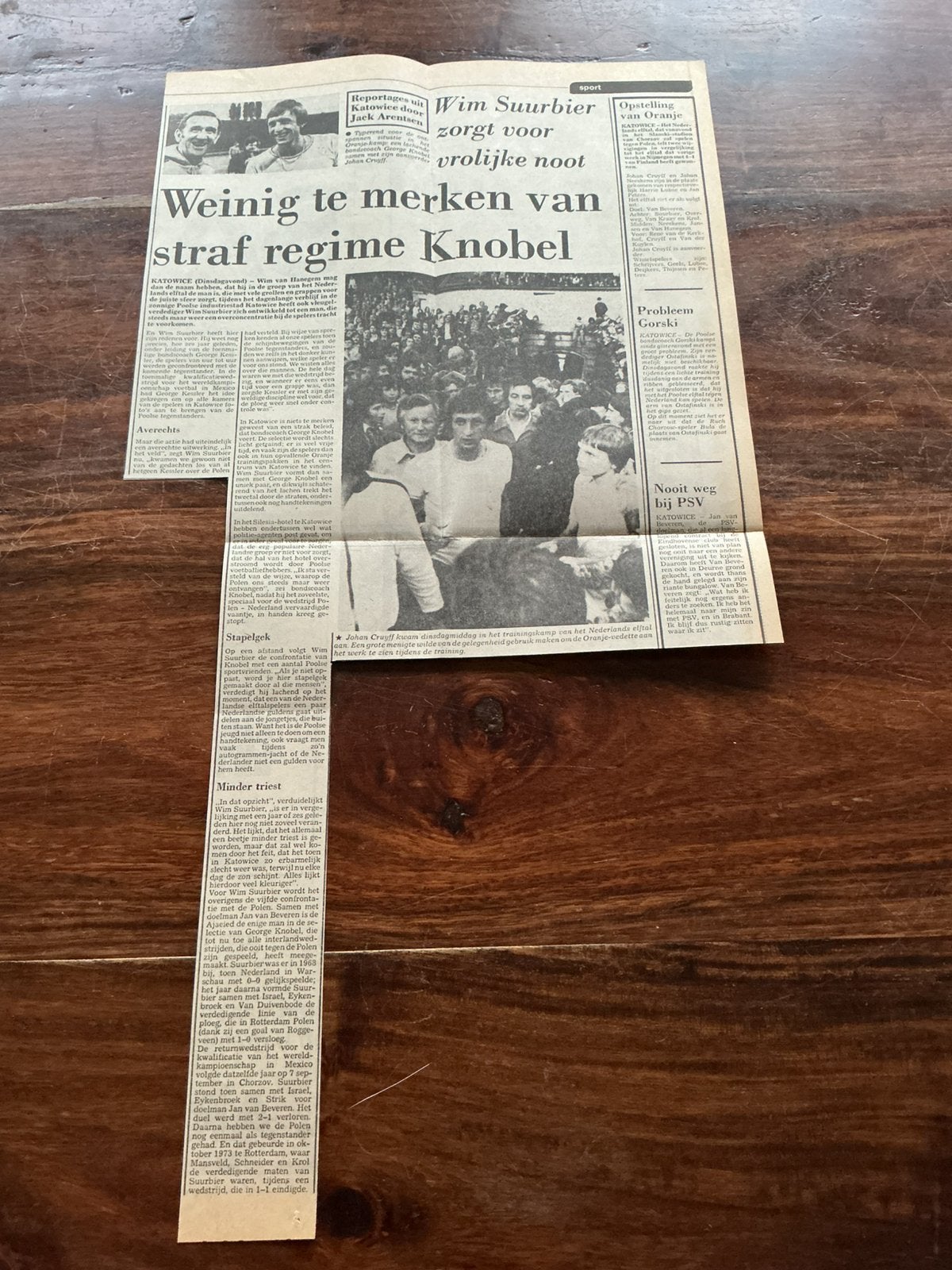 Voetbal krantenartikel  Nederlands elftal sept 1975 Cruijff, Ophalen of Verzenden, Knipsel(s)