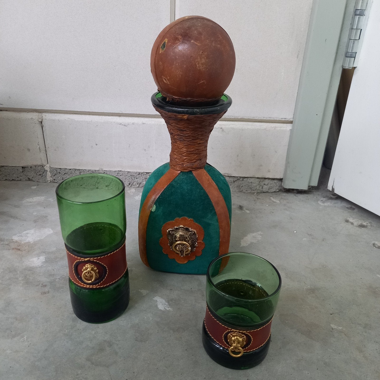 Vintage drankset: karaf en glazen met leer en messing, Ophalen of Verzenden