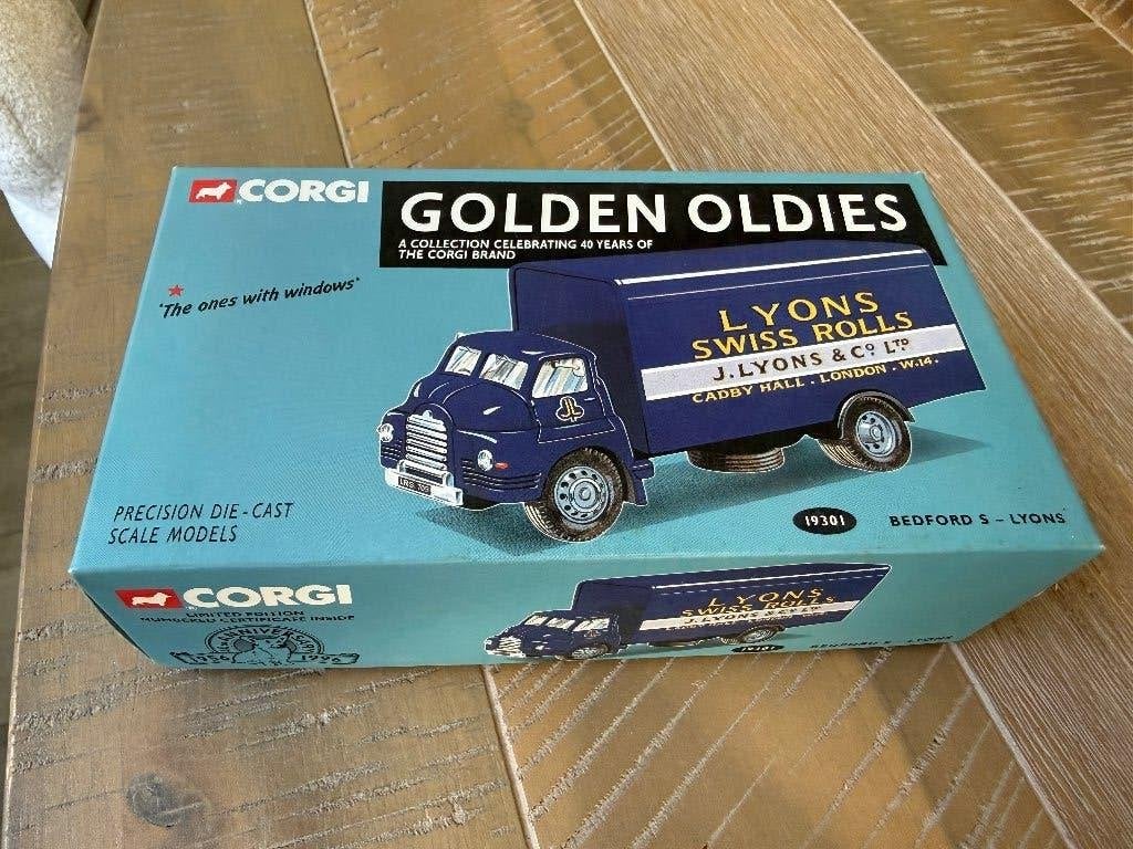 Corgi Bedford S - Lyons Swiss Rolls schaal 1:50 met doos, Hobby en Vrije tijd, Ophalen of Verzenden, Nieuw, Bus of Vrachtwagen