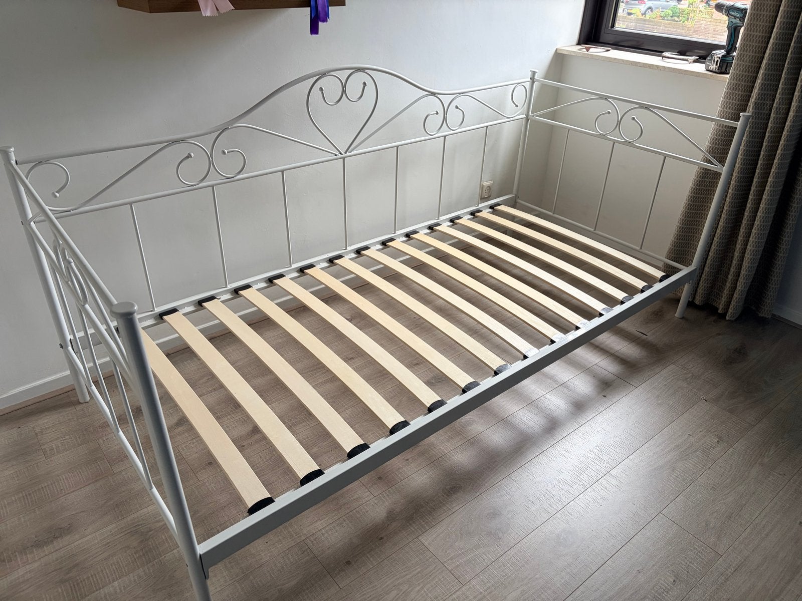 Wit metalen bedframe met lattenbodem (90x200 cm), Ophalen, Gebruikt, 90 cm, Eenpersoons