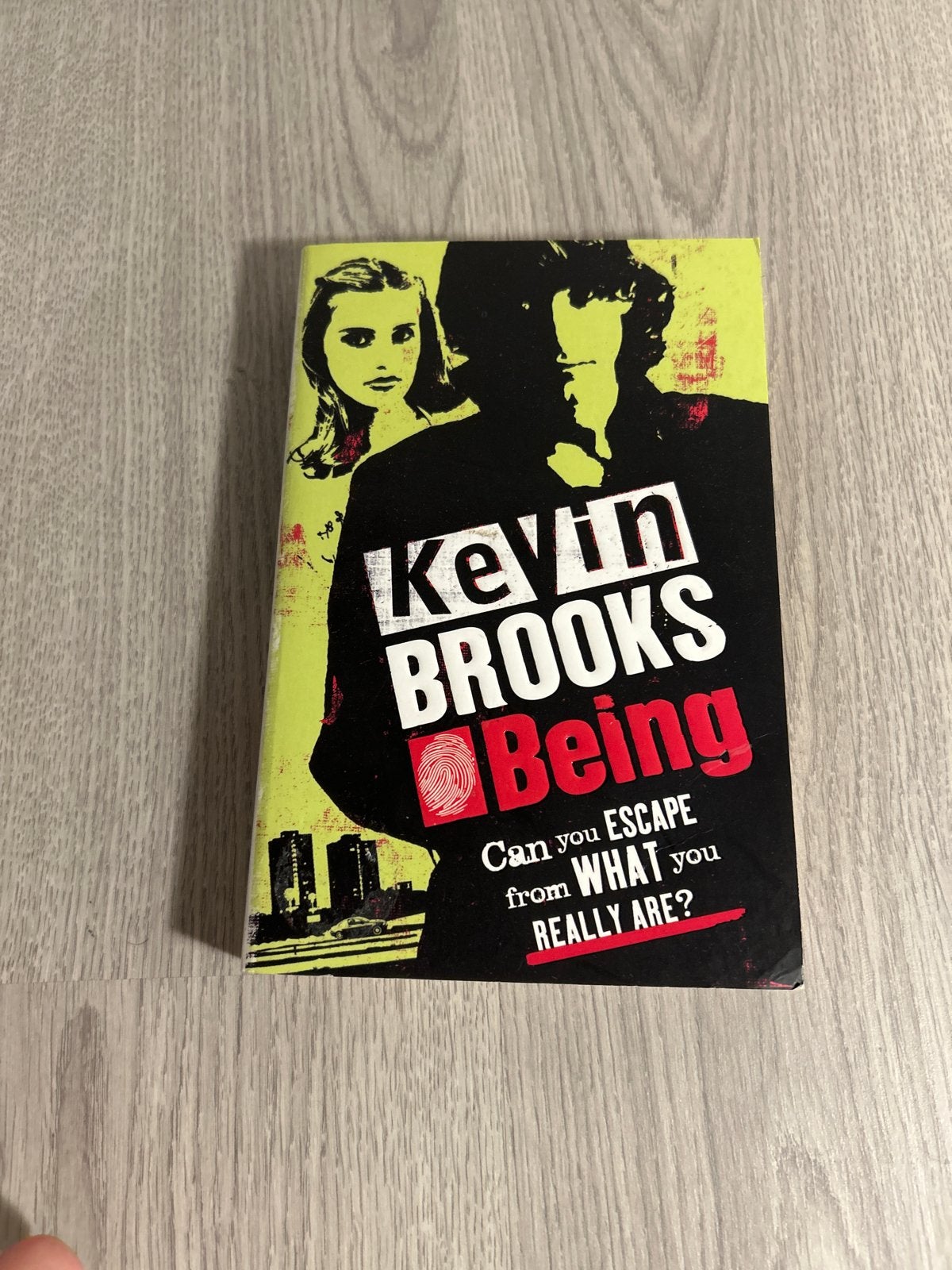 Kevin Brooks - Being (Engels), Boeken, Ophalen of Verzenden, Gelezen, Europa overig