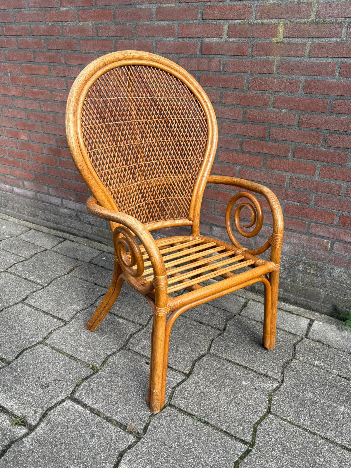 Rotanstoel met ballonrugleuning, Huis en Inrichting, Ophalen, Zo goed als nieuw, Bruin, Eén