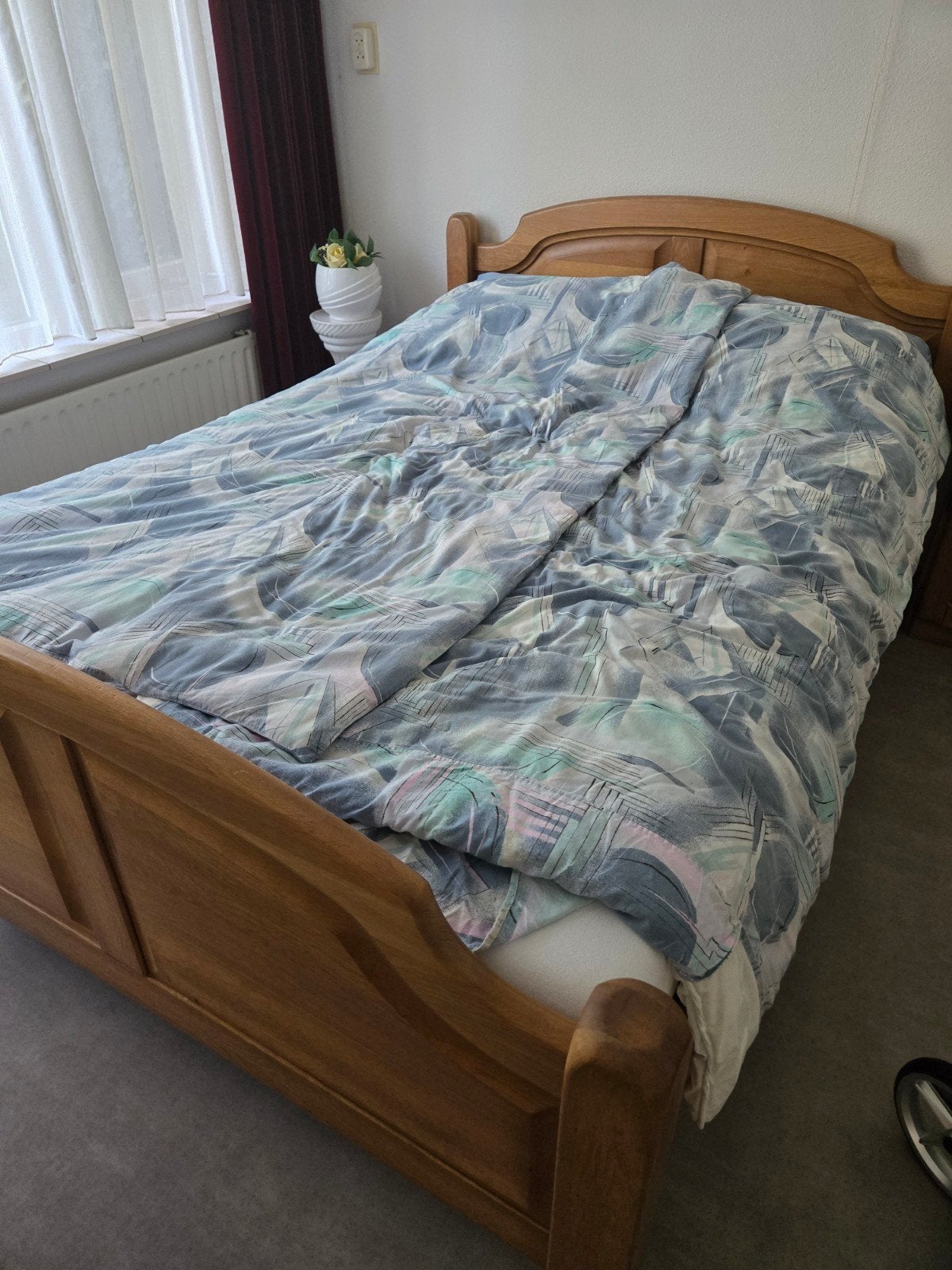 stevig houten bed, nachtkastje en ladekast, Ophalen, Gebruikt, Twijfelaar