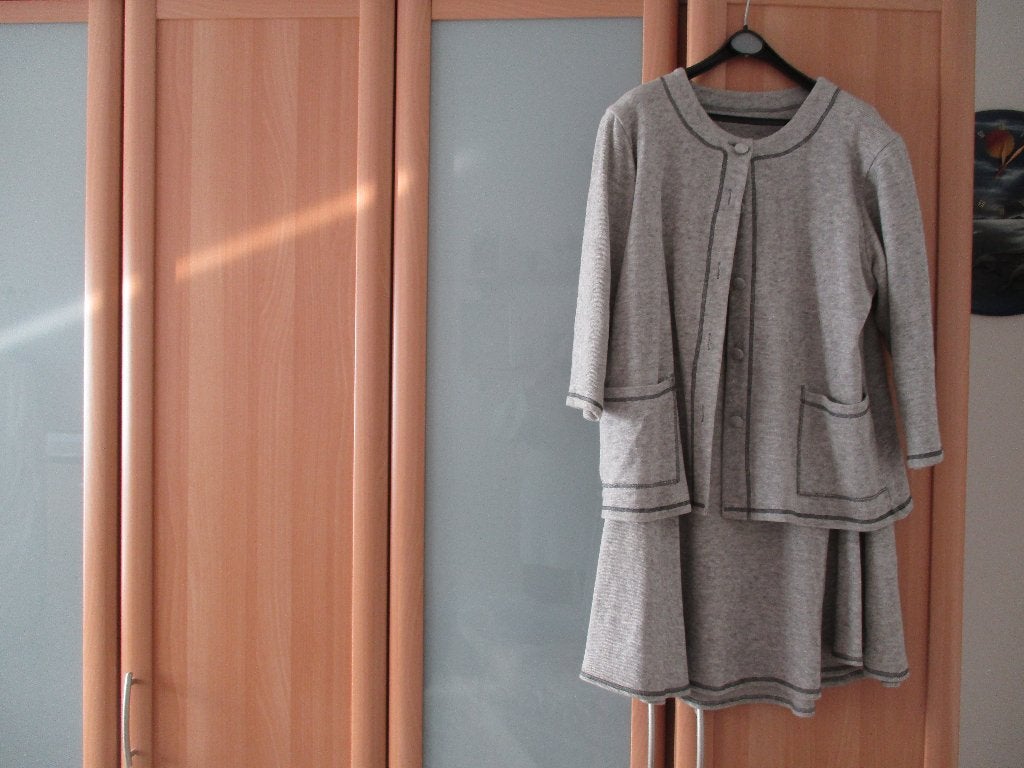 grijs pak, Kleding | Dames, Jasjes, Kostuums en Pakken, Kostuum of Pak, Maat 42/44 (L), Ophalen of Verzenden, Grijs