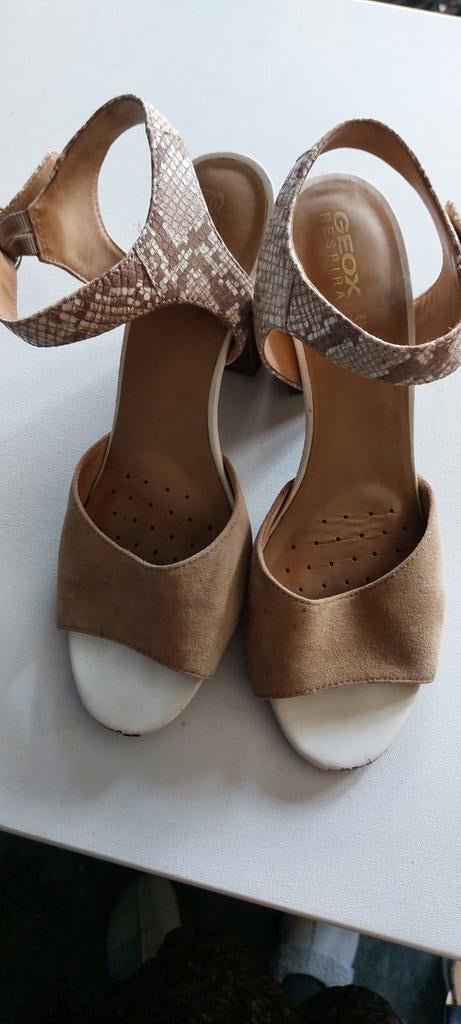 Geox pumps echt leder, Kleding | Dames, Schoenen, Ophalen of Verzenden, Zo goed als nieuw, Beige