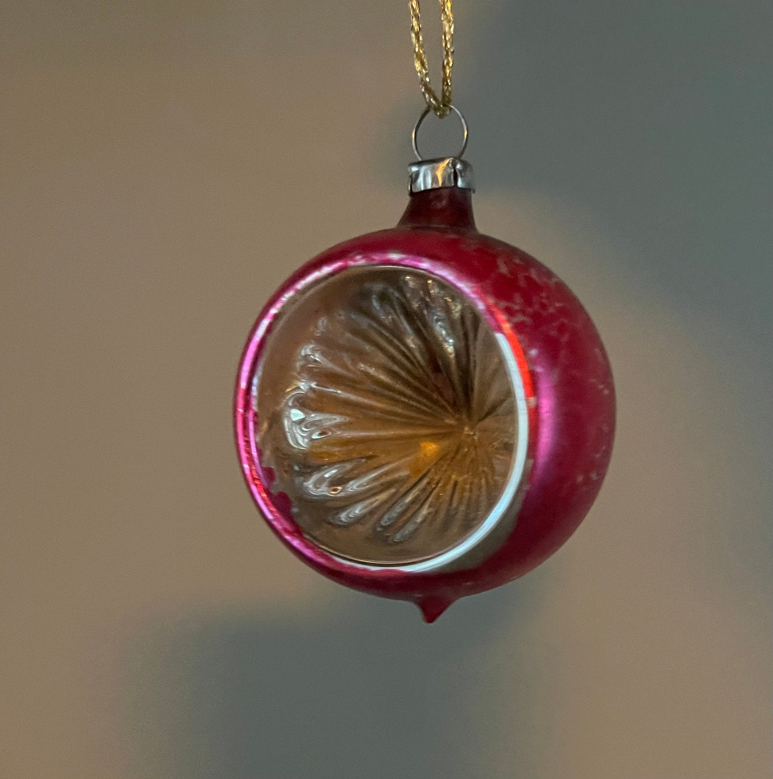 Antiek roze magenta kwikglas deukbal, Ophalen, Gebruikt