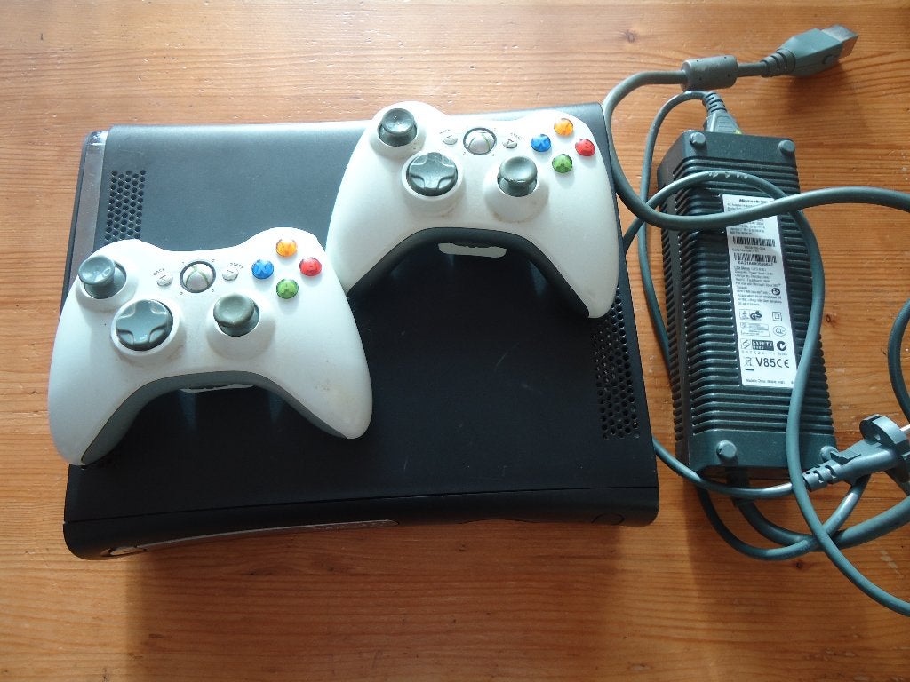 XBOX 360, Spelcomputers en Games, Spelcomputers | Xbox 360, Ophalen, Zo goed als nieuw, 250 GB, Met 2 controllers