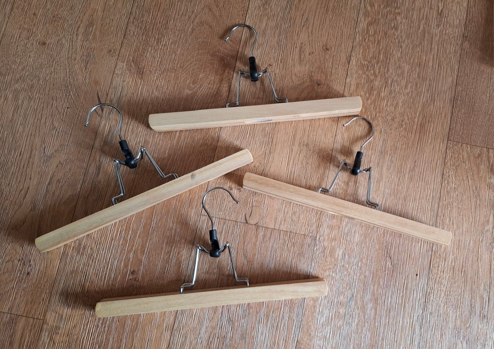 4 houten broekhangers z.g.a.n., Ophalen of Verzenden, Zo goed als nieuw, Hout, Kinderen en Volwassenen