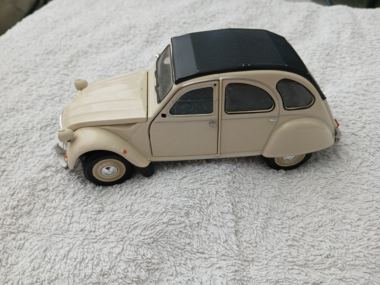 Welly Citroën 2CV Schaalmodel 1:24 - Beige, Ophalen of Verzenden, Gebruikt, Welly