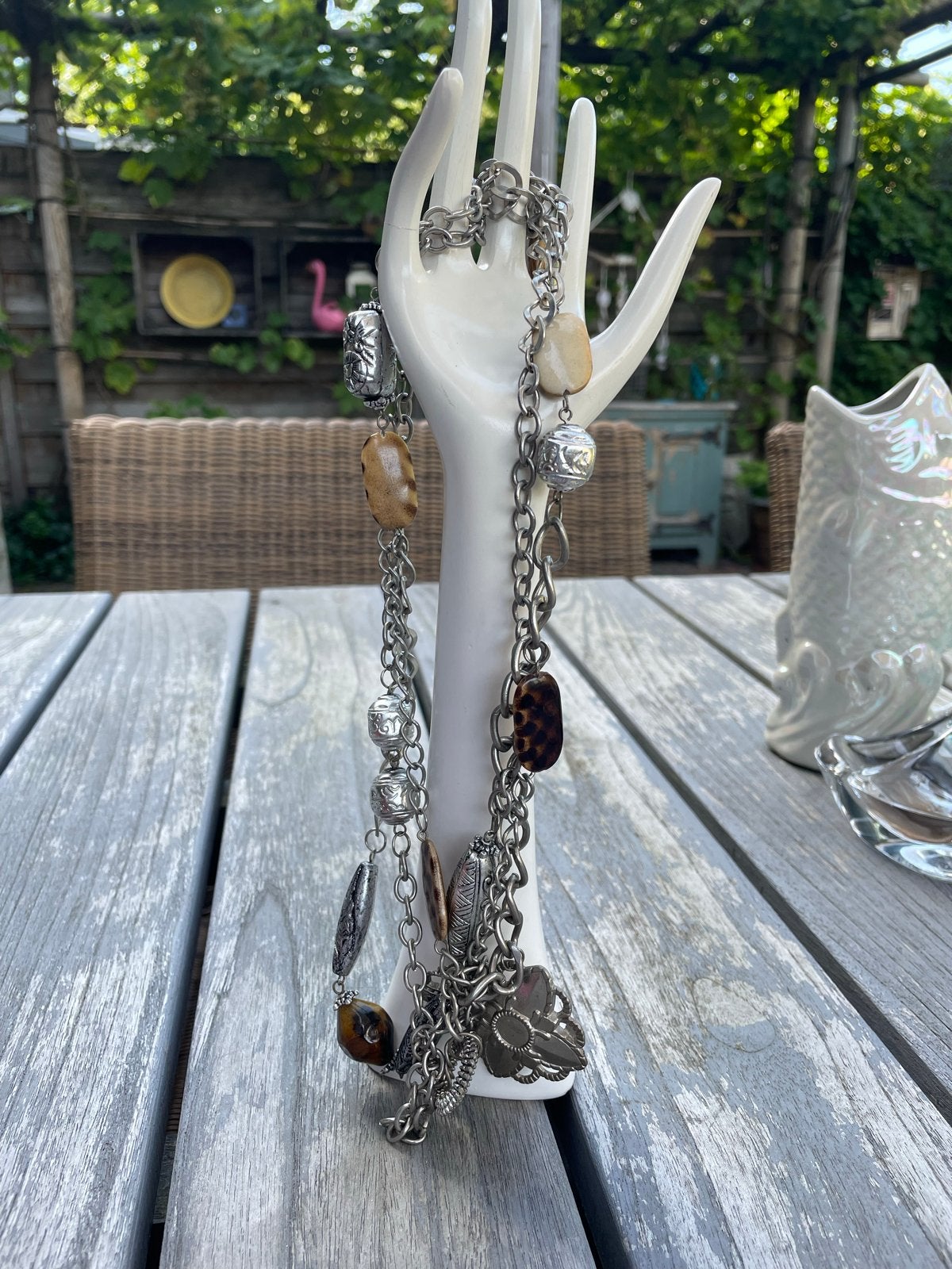 Lange ketting met zilverkleurige schakels en bedels, Met hanger, Kunststof, Bruin, Nieuw