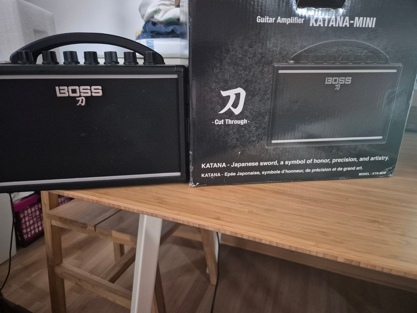 Boss Katana mini + originele lader nieuwstaat, Ophalen of Verzenden, Zo goed als nieuw, Minder dan 50 watt