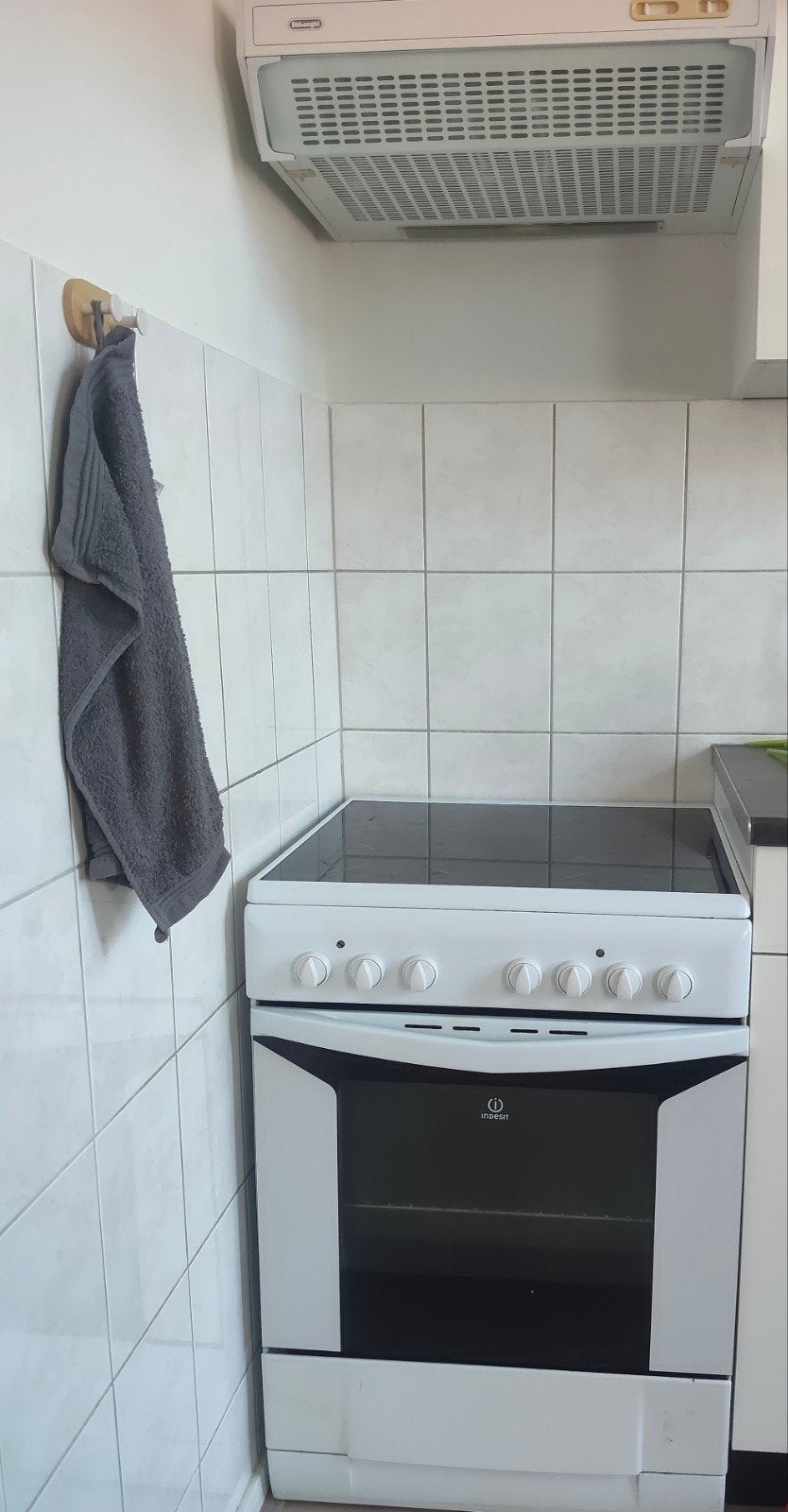 Indesit elektrisch fornuis met keramische kookplaat – nette, Ophalen, Gebruikt, 4 kookzones, Vrijstaand