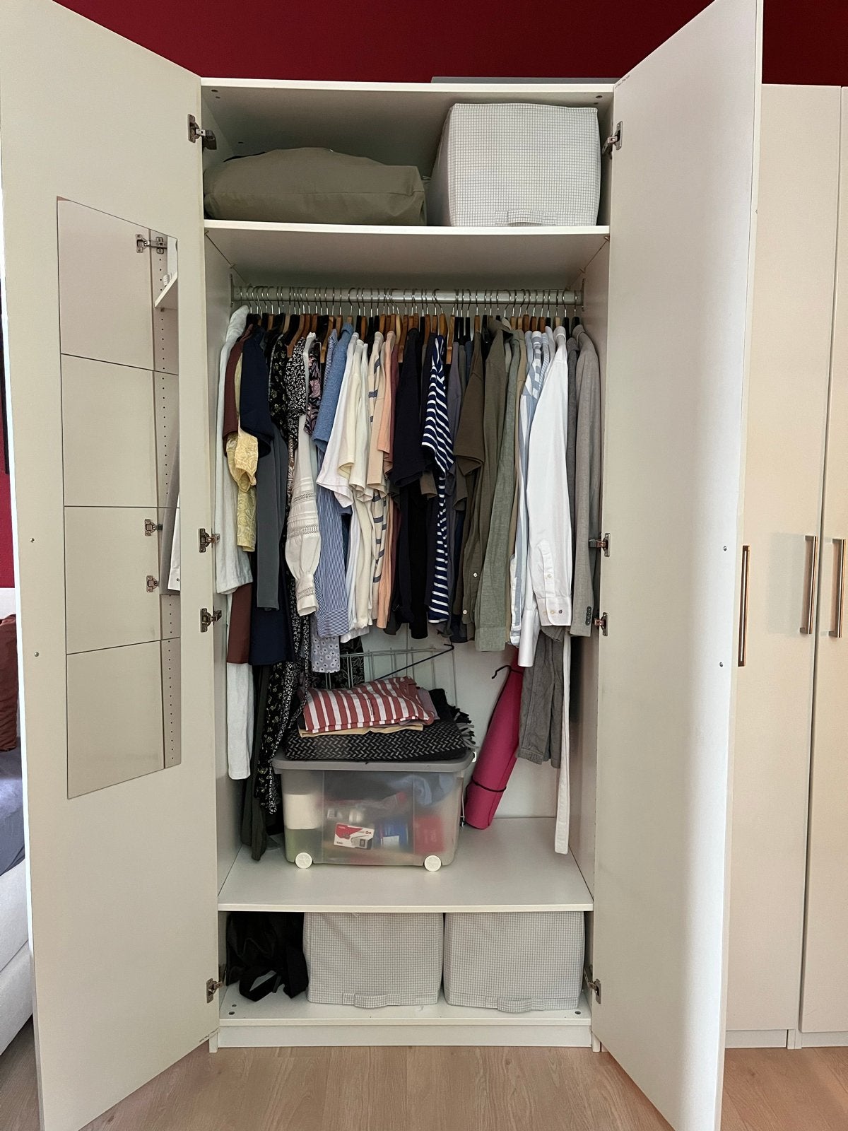 Foto 2 van Grote witte IKEA PAX kledingkast met veel opbergruimte