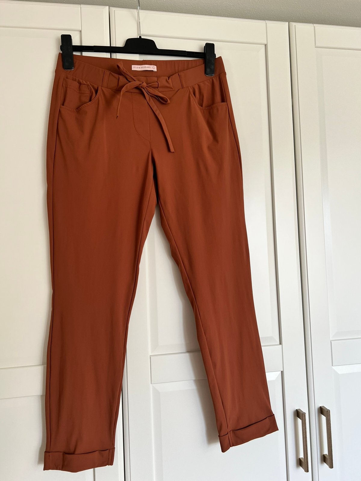 Studio anneloes mila broek L cognac travelstof, Bruin, Maat 42/44 (L), Ophalen of Verzenden, Zo goed als nieuw