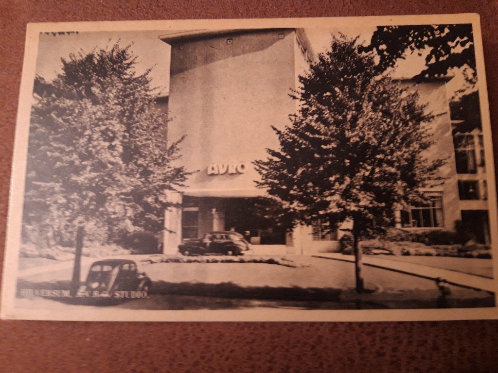Hilversum, A.V.R.O. gebouw - jaren 50 met auto's in beeld, Ophalen of Verzenden, 1940 tot 1960, Ongelopen, Noord-Holland