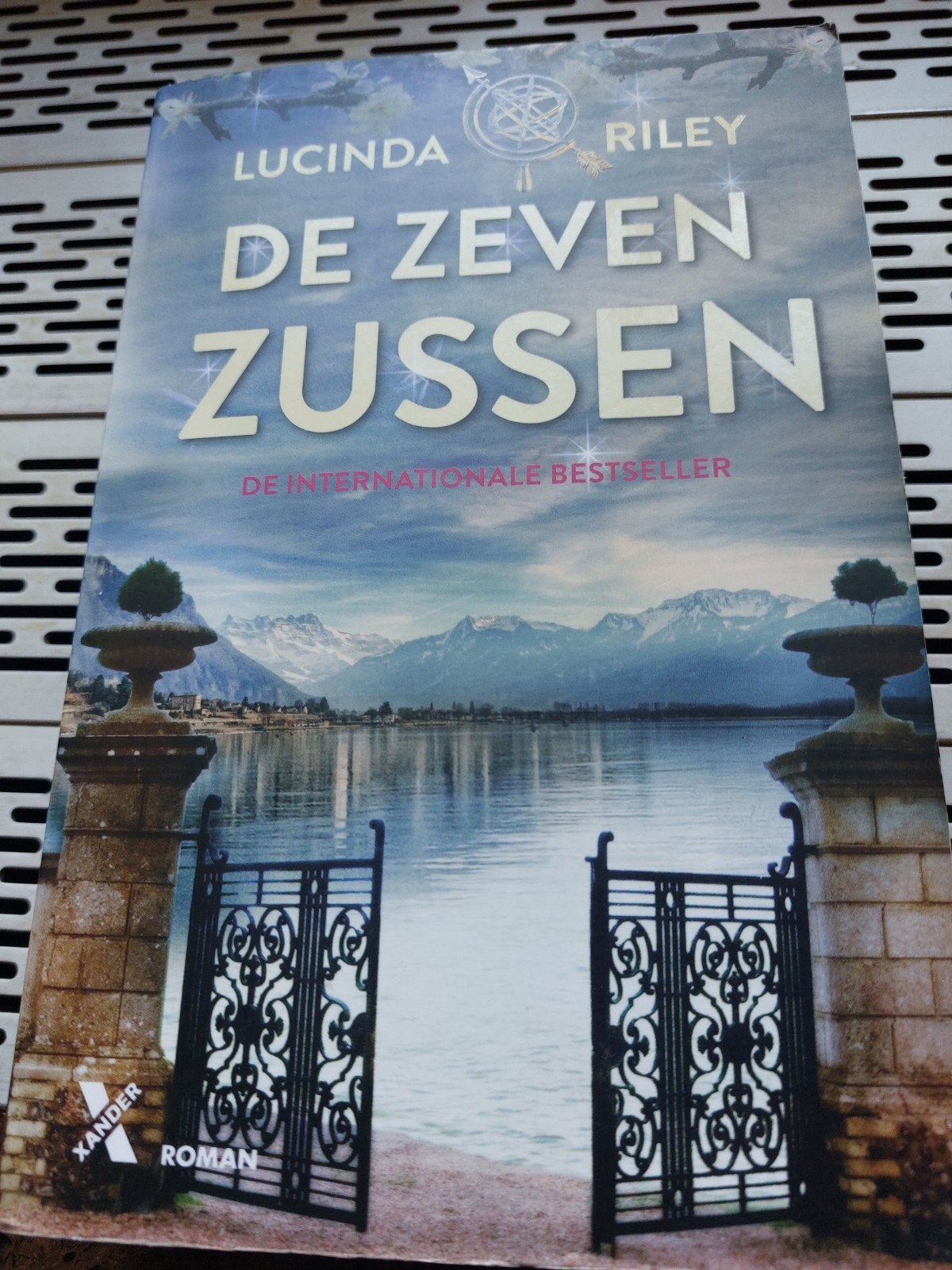 lucinda riley   de zeven zussen, Boeken, Ophalen of Verzenden, Gelezen