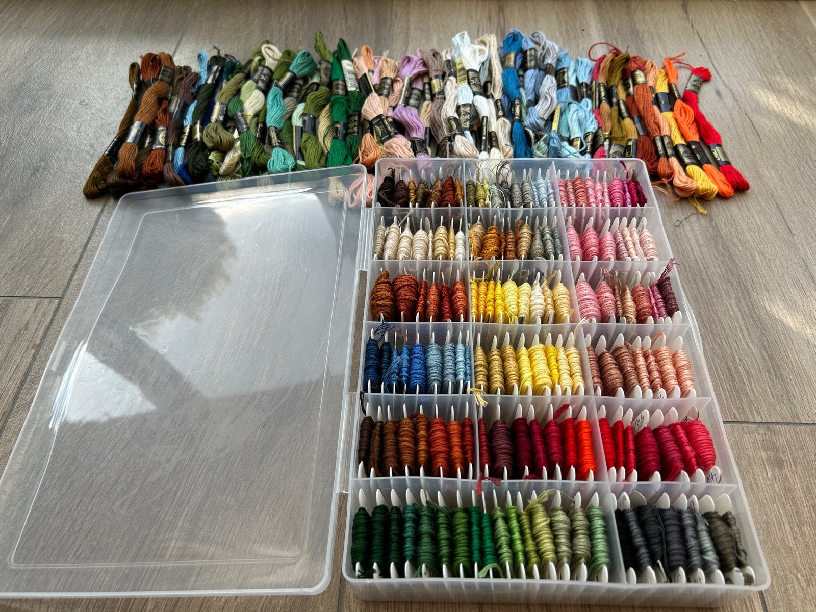 DMC borduurgaren met opbergdoos, Ophalen of Verzenden, Zo goed als nieuw, Handborduren, Borduurgaren of Zijde