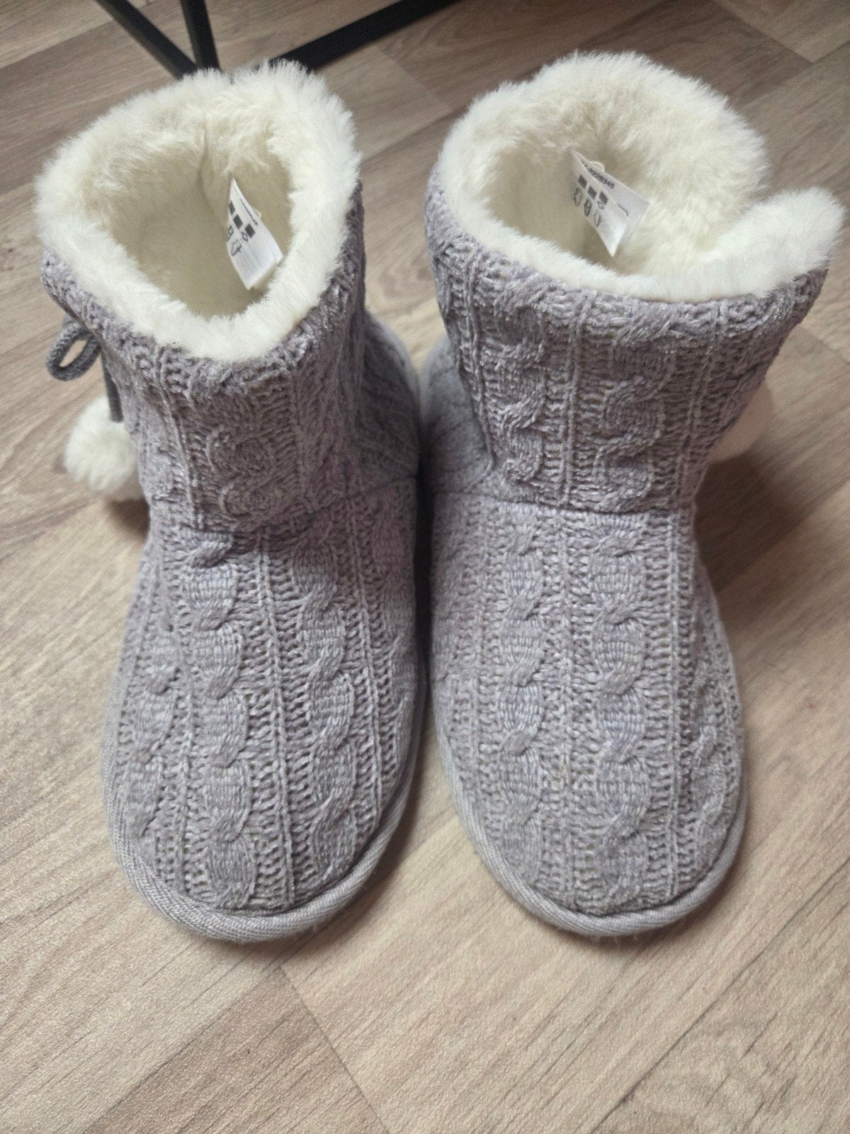 Schattige, zachte pantoffels, Ophalen of Verzenden, Gedragen, Pantoffels of Sloffen, Grijs