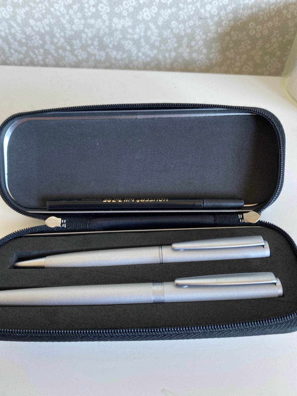 Stijlvolle Pennenset in Etui - Zilverkleurig, Verzamelen, Pennenverzamelingen, Overige merken, Pennenset, Met doosje, Ophalen of Verzenden