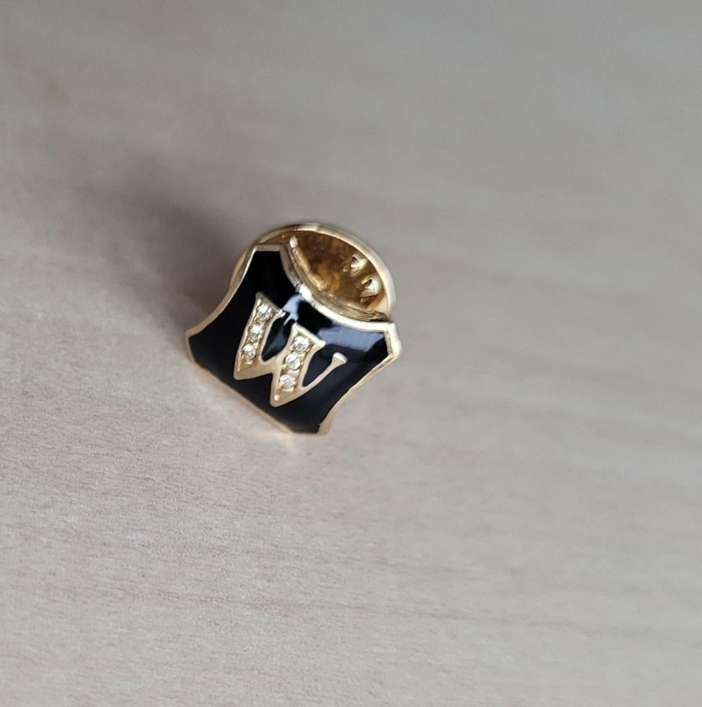 Letter W sierlijke pin voor op pak, Gebruikt, Niet vindbaar, Niet vindbaar, Speldje of Pin
