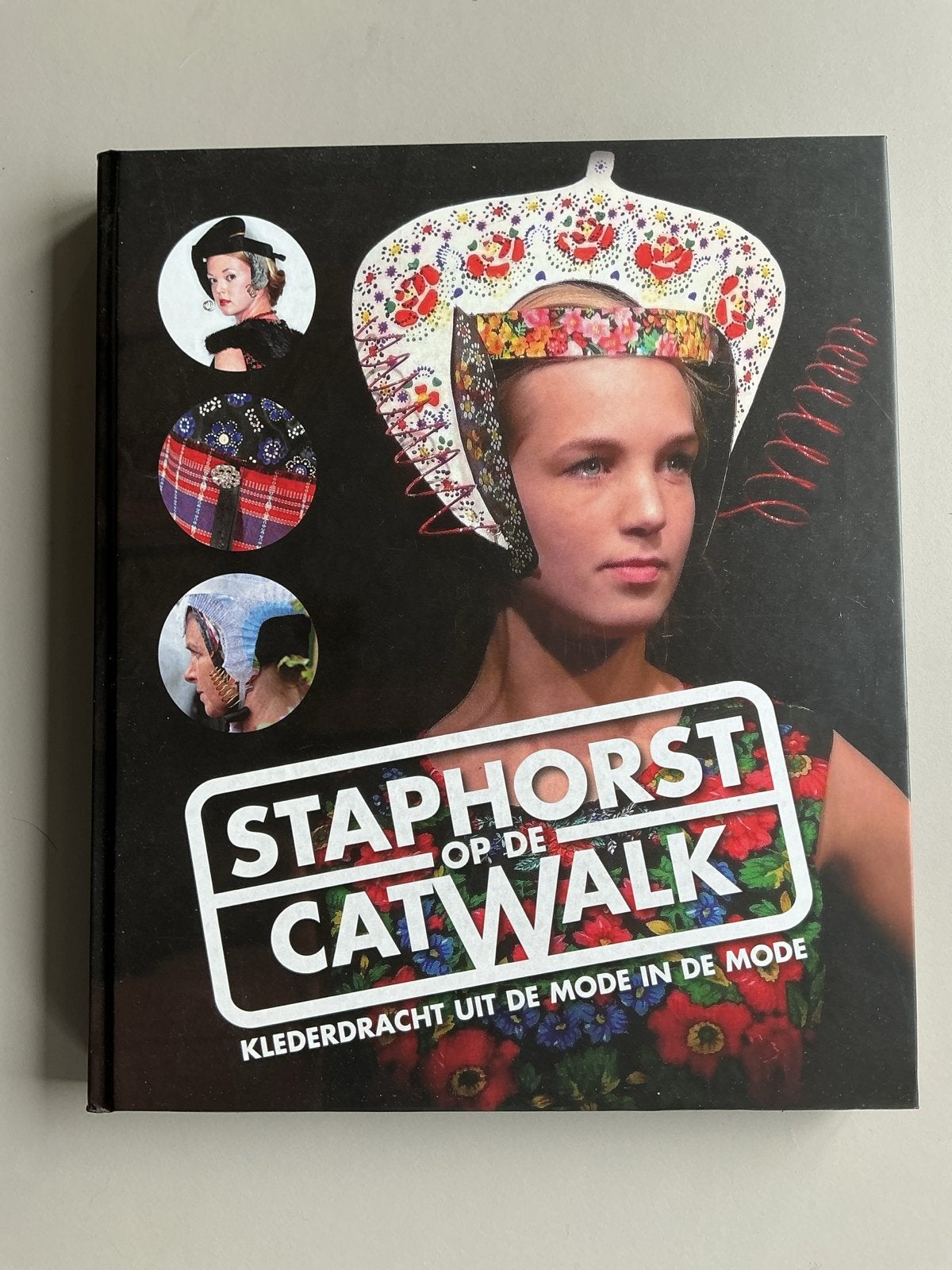 Staphorst op de Catwalk: Klederdracht uit de Mode in de Mode, Verzenden, Zo goed als nieuw, Fotografie algemeen