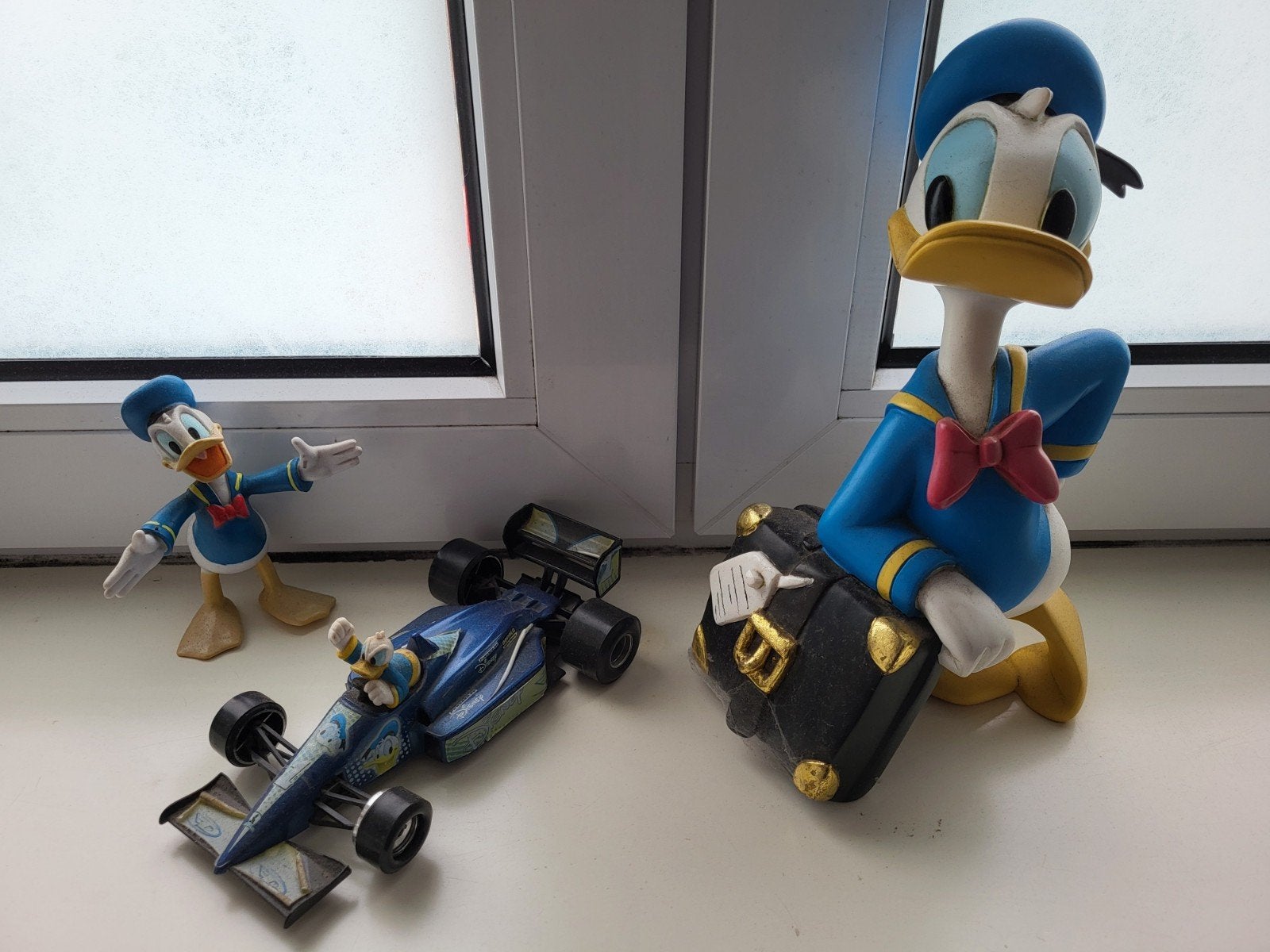 Donald Duck Beeldjes en Raceauto - Een Koop, Ophalen, Gebruikt