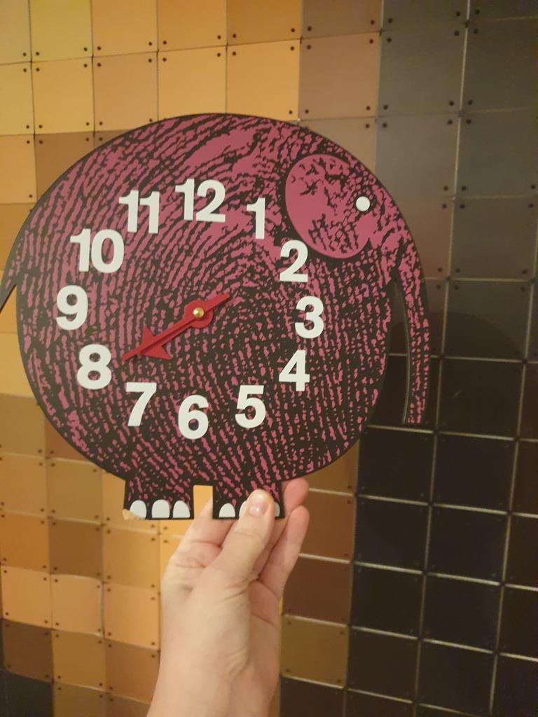 Vitra clock elephant, Eén persoon, Augustus