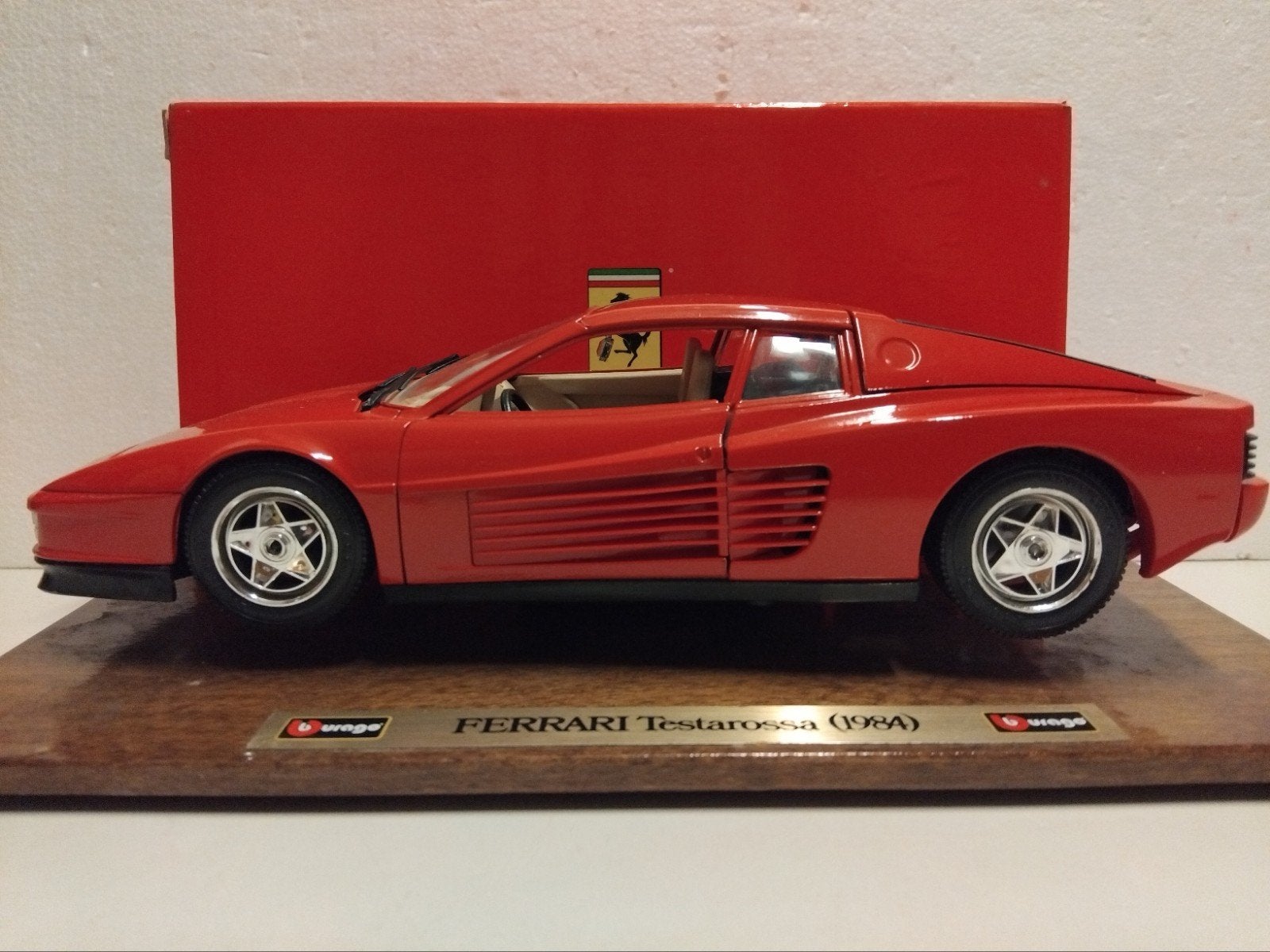 Ferrari Testarossa 1984 op luxe plateau Bburago 1:18 KRD, Hobby en Vrije tijd, Modelauto's | 1:18, Ophalen of Verzenden, Zo goed als nieuw