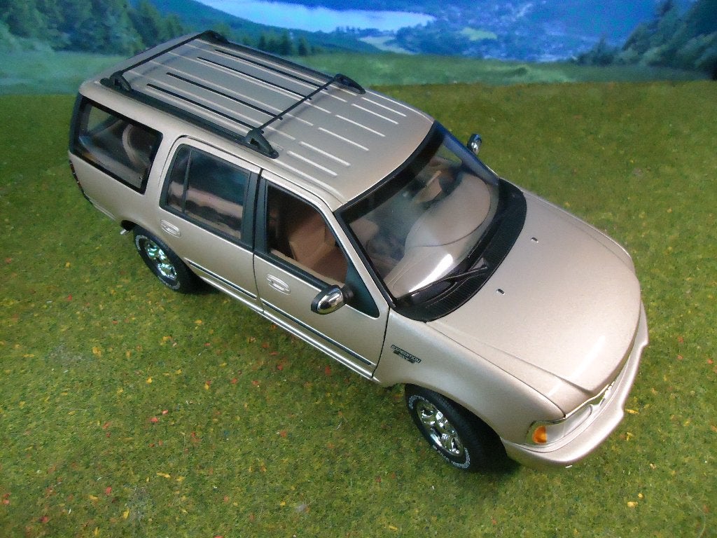 1/18 Ford Expedition XLT - met.-goud AANBIEDING !, Hobby en Vrije tijd, Ophalen of Verzenden, Nieuw, Auto, UT Models