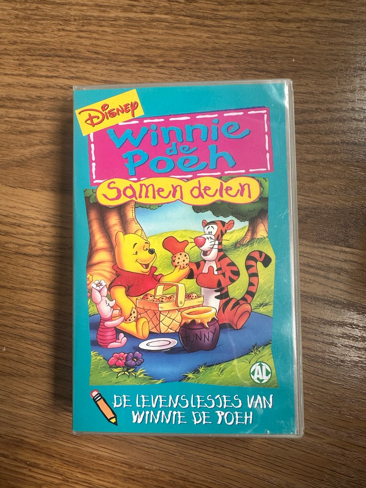 Disney Winnie de Poeh: Samen Delen (VHS), Alle leeftijden, Ophalen of Verzenden, Gebruikt, Nederlands