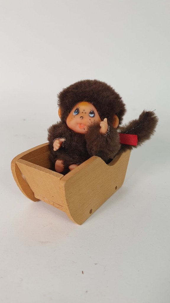 Vintage Mini Monchhichi poppetje, houten slee. 8B11, Verzamelen, Poppetjes en Figuurtjes, Tweedehands verkoop, Tweedehands verkoop