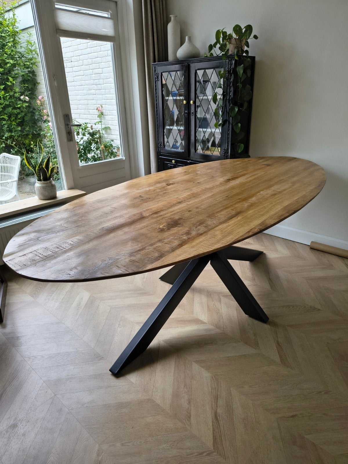 Ovale eettafel met zwart metalen onderstel, Huis en Inrichting, Tafels | Eettafels, Gebruikt, 100 tot 150 cm, Industrieel, Modern