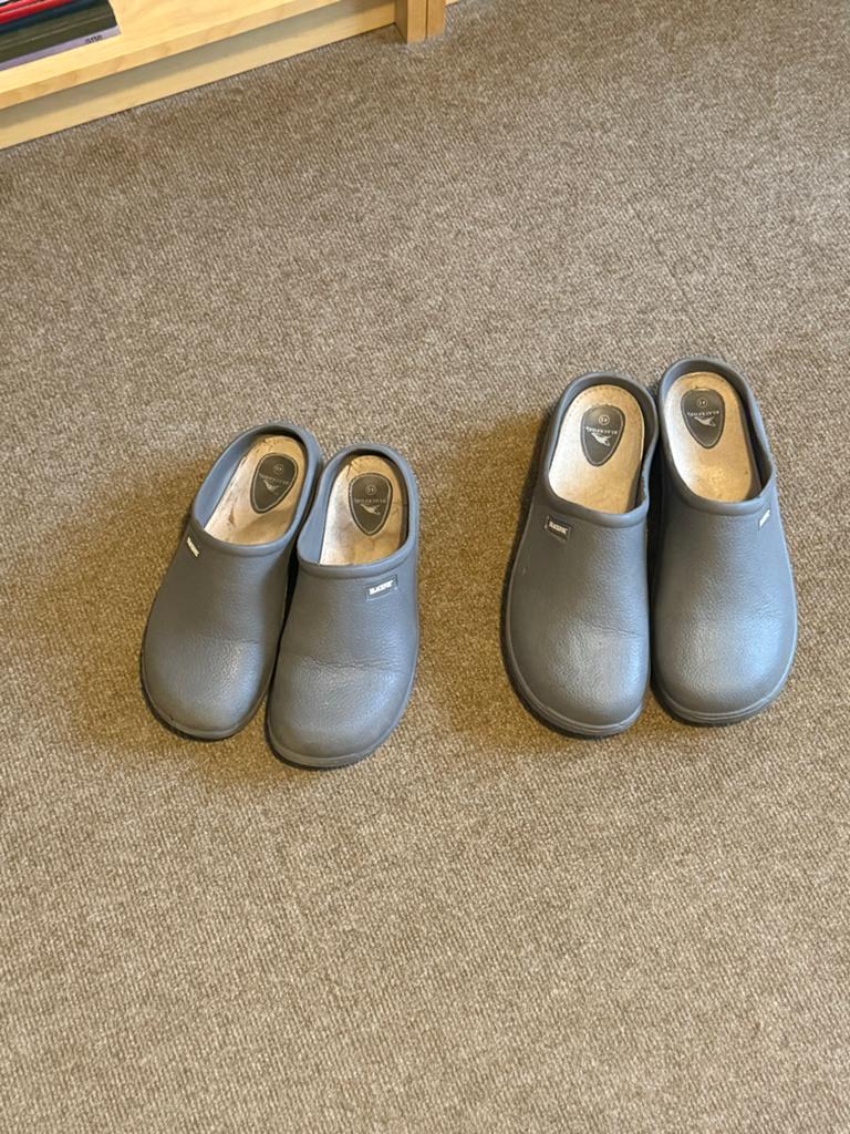 2 paar kunstof   (tuin)klompen/muiltjes - grijs - mt 40 & 45, Ophalen of Verzenden, Gedragen, Grijs, Sandalen of Muiltjes