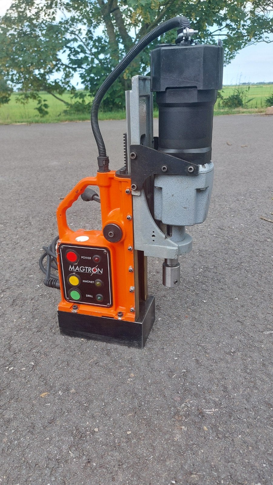Magtron magneetboor machine - Krachtige Boormachine, Ophalen of Verzenden, Gebruikt, 600 watt of meer, Kolomboormachine