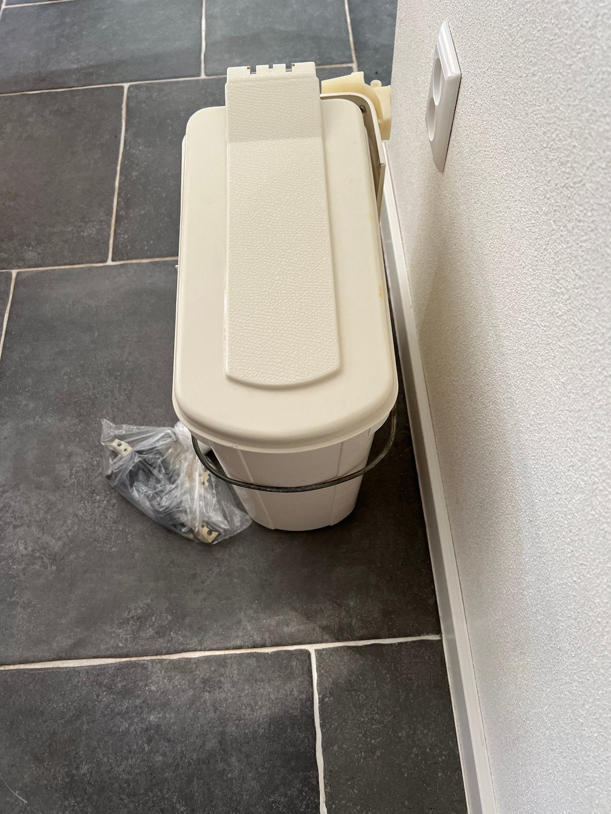 RUIMTE BESPARENDE PRULLENBAK VOOR MONTAGE KEUKENDEUR, Ophalen, Gebruikt