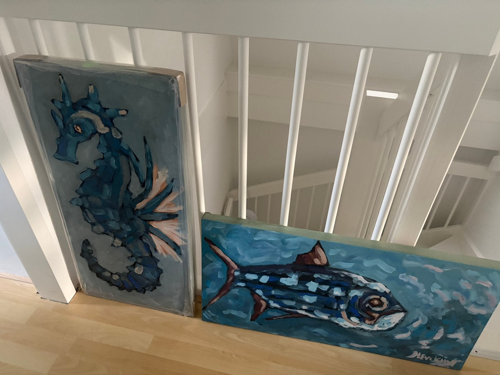 Levi King schilderijen 2 stuks 80x40 vis en zeepaard, Ophalen