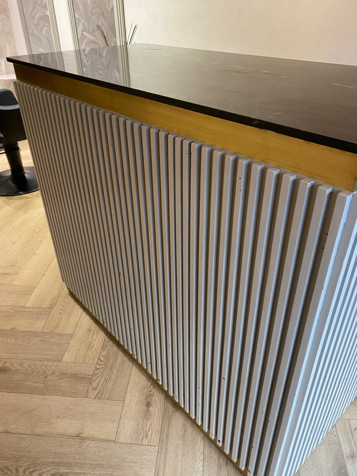 Moderne balie/bar met gouden accenten en marmer zwart blad, Ophalen, Gebruikt