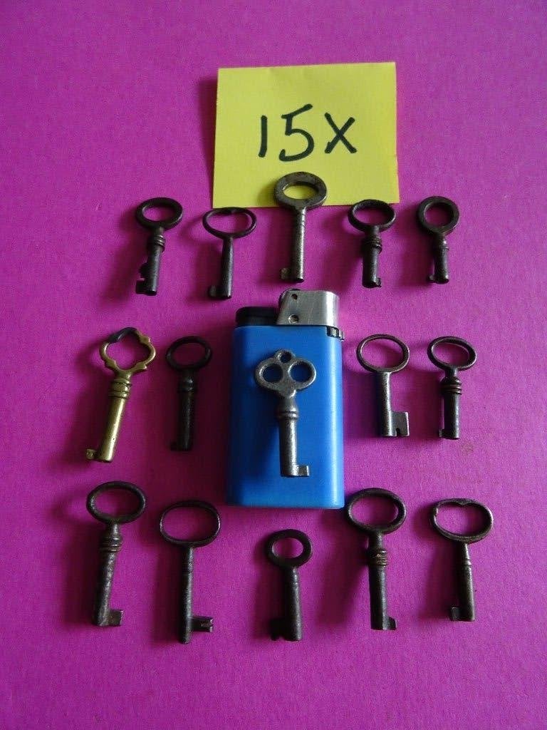 15 ANTIEKE SLEUTELTJES SLEUTEL SLEUTELS KISTJE BLIK SPAARPOT, Ophalen of Verzenden