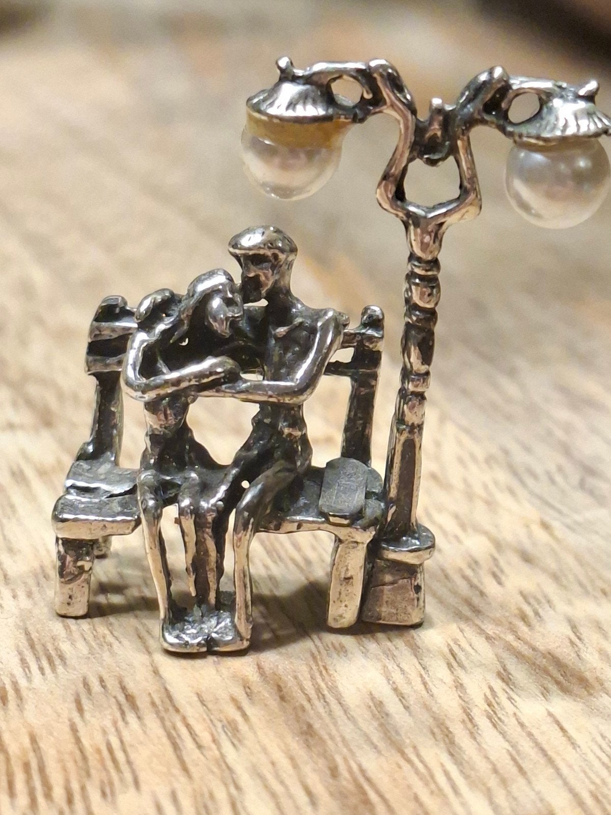 Miniatuur Beeldje Verliefd Stel op Bankje met Lantaarnpaal, Verzenden, Gebruikt, Mens