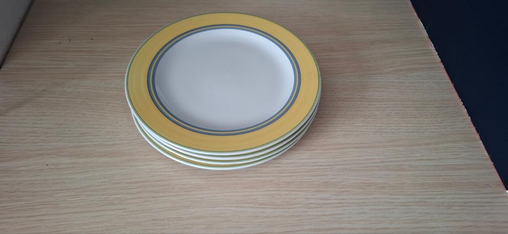 Set van 4 borden, geel met blauwe rand, 17 cm, Huis en Inrichting, Ophalen of Verzenden, Gebruikt, Keramiek, Bord(en)