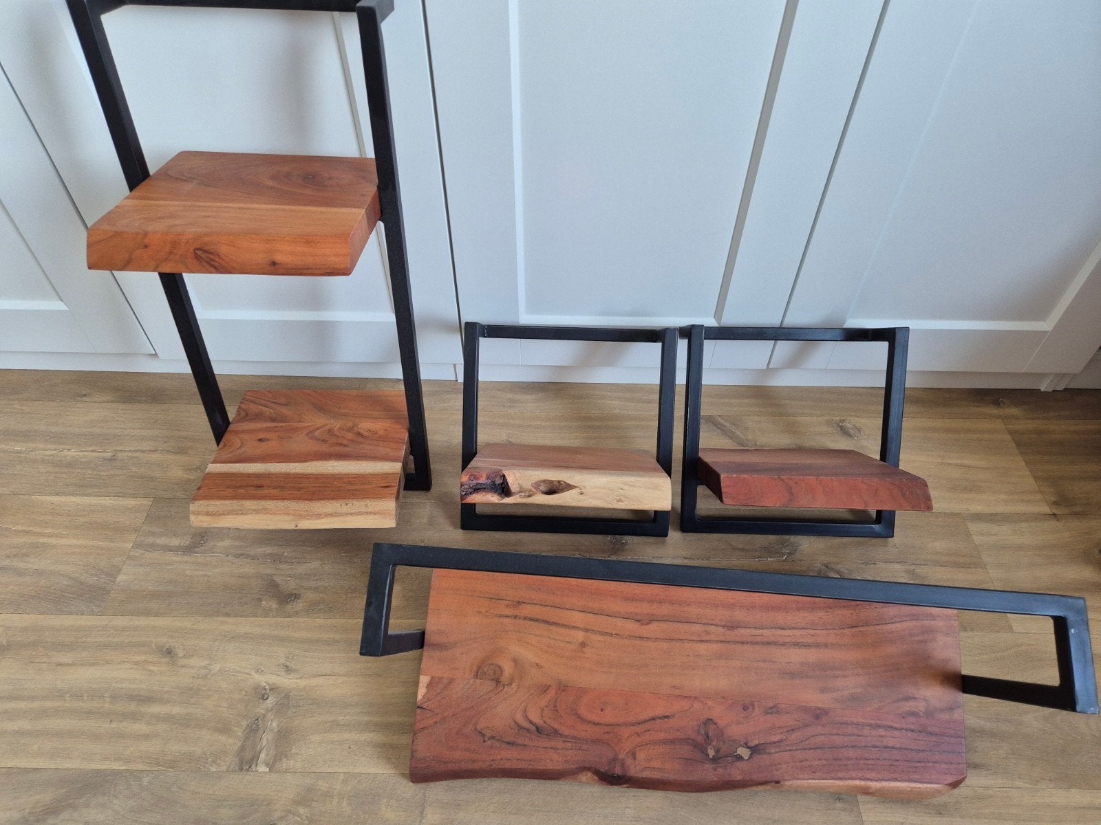 Wandplanken Live Edge, acaciahout en metaal, Huis en Inrichting, Ophalen, Zo goed als nieuw