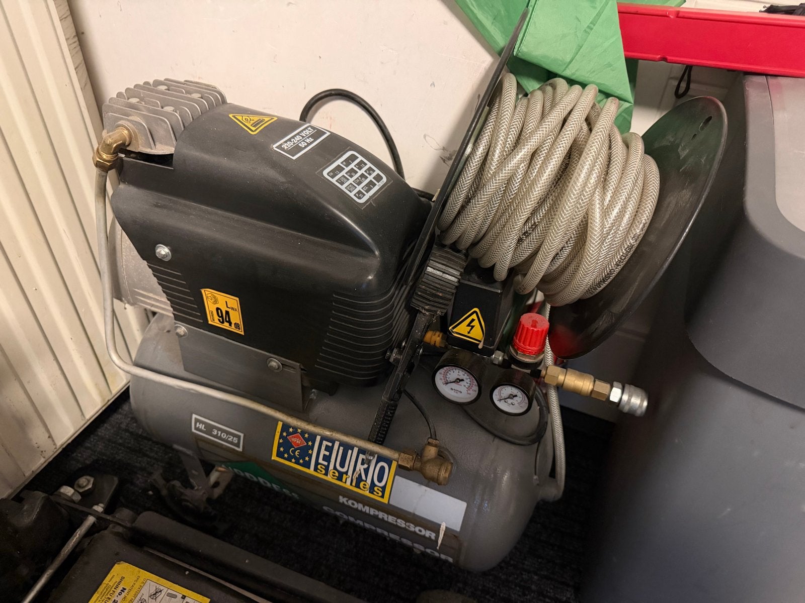Elektrische compressor 220V met toebehoren, Doe-het-zelf en Verbouw, Compressors, Ophalen, Gebruikt, 6 tot 10 bar, Minder dan 200 liter/min