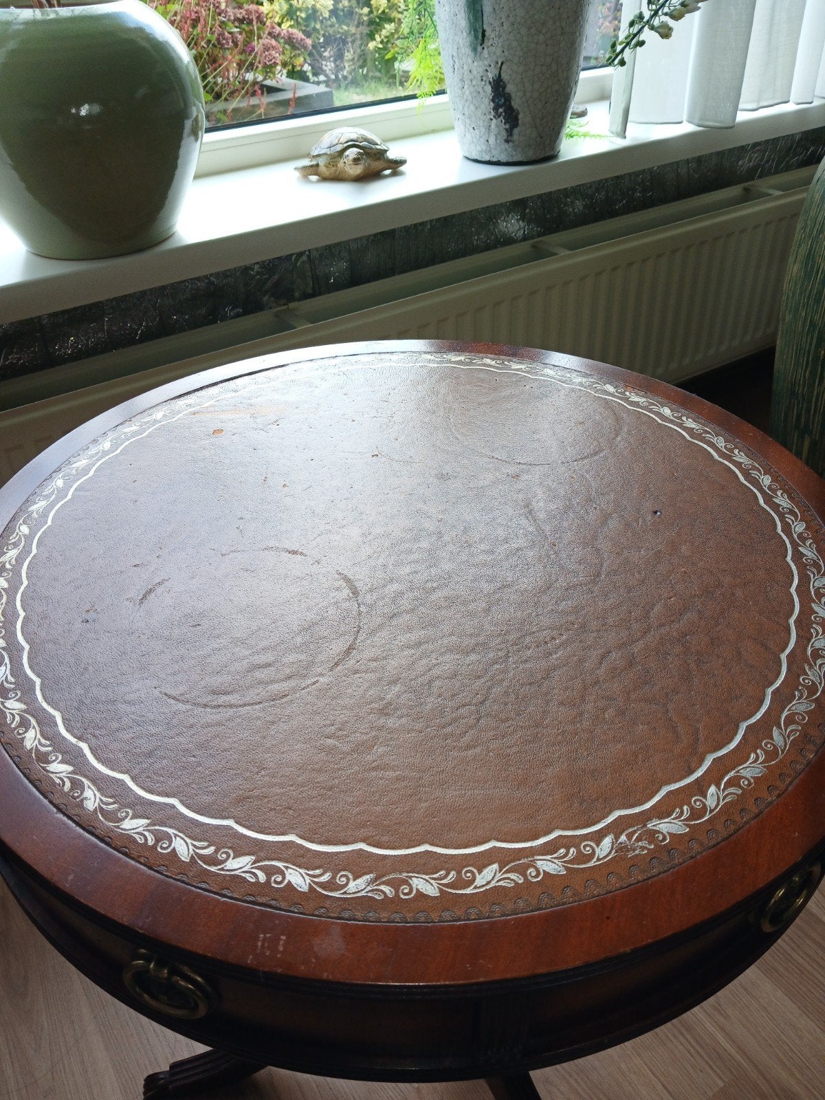 oud bloemen tafel. met leer inzet. wijntafel?, Ophalen of Verzenden, Gebruikt