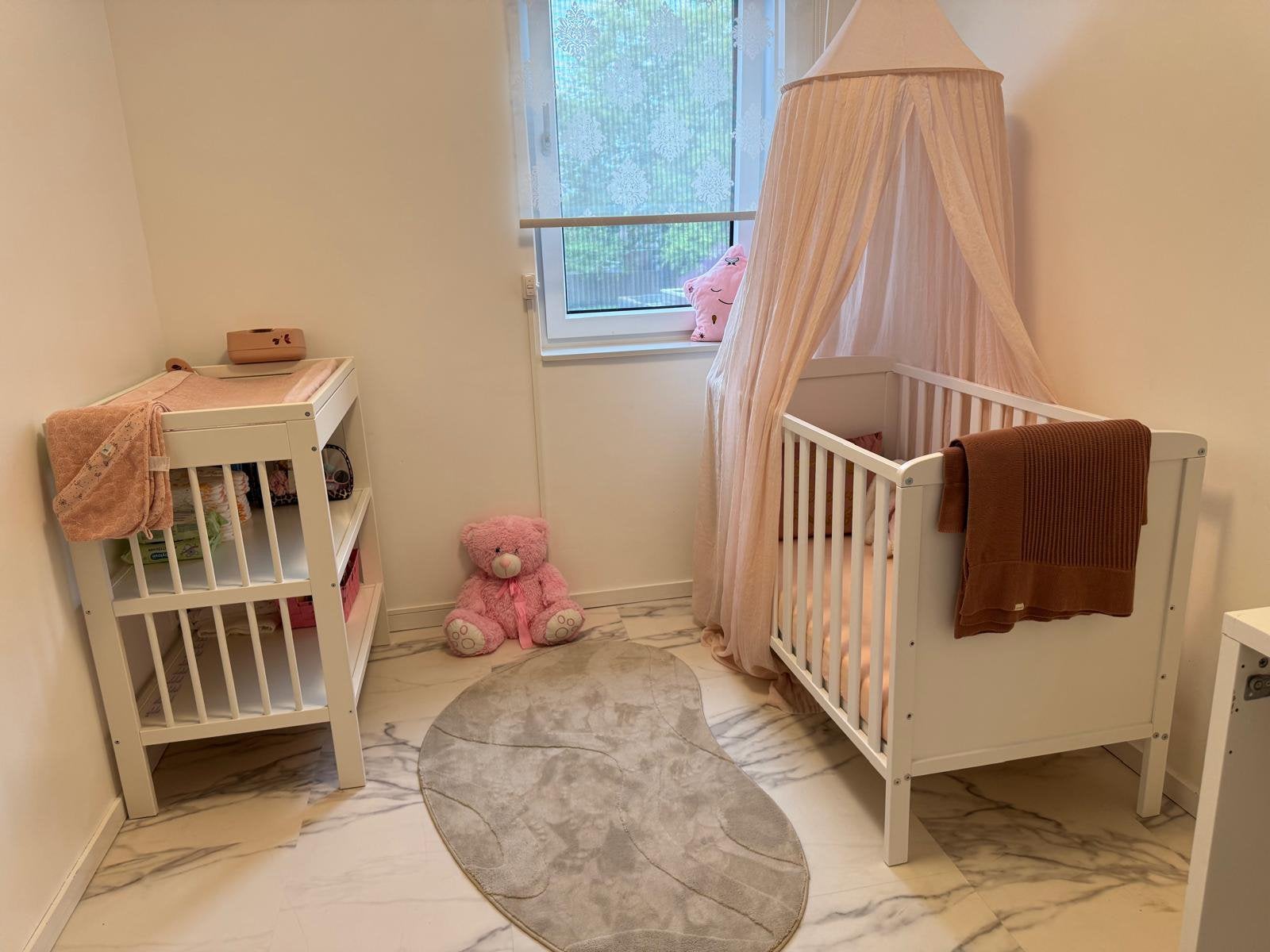 Babybedje en commode te koop, Ophalen, Zo goed als nieuw, Jongetje of Meisje